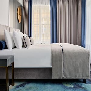 Camera con letto king size d'angolo